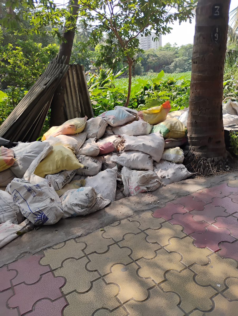 SentinelWachter's tweet image. even complaints put up regularly for more than a month now  regards debris dumping adjacent to the #chhedanagar service road #chembur has still not been attended too by @mybmcWardMW @mybmc @mybmcInfra @mybmcSWM @AshwiniBhide @MayorMumbai @AmeetSatam @mid_day @malpani @htTweets