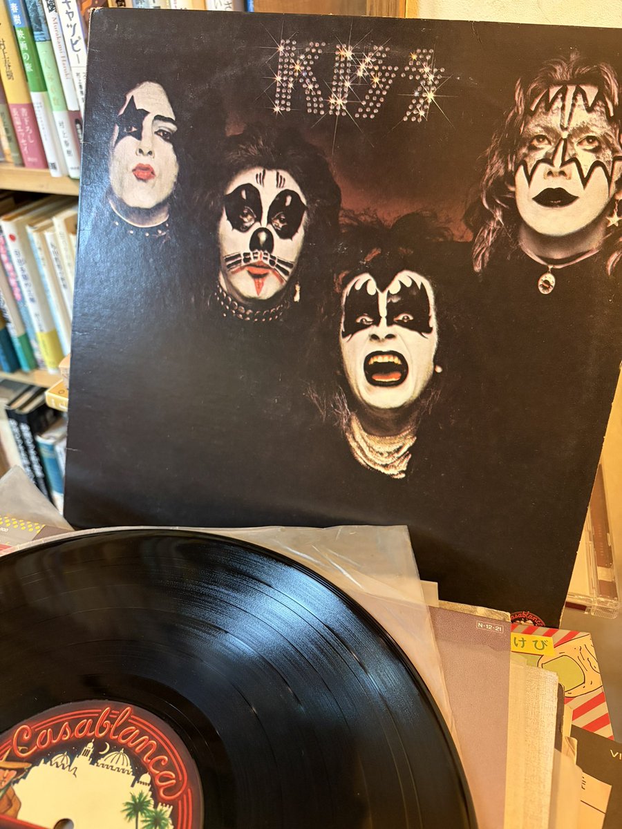 一見何の変哲もないキッスのファーストアルバムですが、このLP、B面に