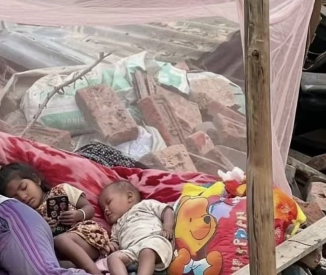 माननीय रन्जु दर्शना जी, ज्वाला संग्रौला जी, तपाईंहरू सुत्केरी हुनु भएको धेरै समय भएको छैन। 

भाडाको कोठा नपाएर पुलमुनि सुतिरहेका यी बच्चाहरूको ओछ्यान कस्तो लाग्यो?