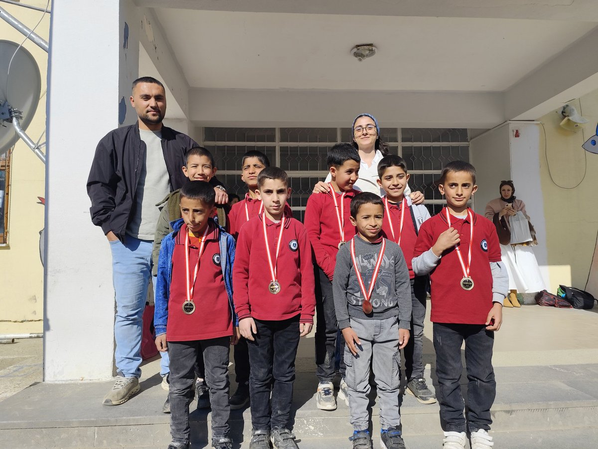 AtalarImam's tweet photo. Okulumuzda düzenlenen minikler futbol turnuvasında galip gelen 4-A sınıfı öğrencilerimize madalya ve kupaları takdim edildi. Başarılarından dolayı kendilerini tebrik ediyoruz. https://t.co/vHtinFXPbQ