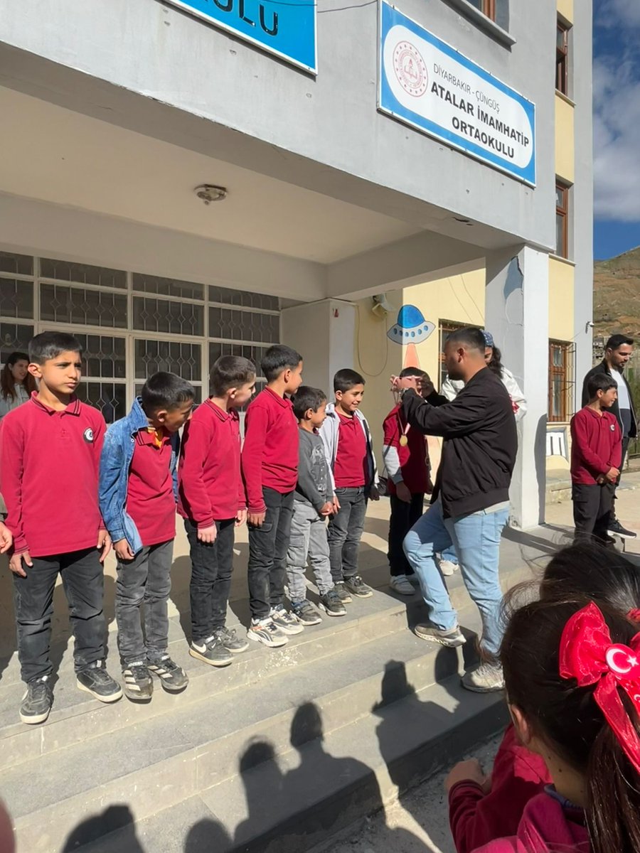 AtalarImam's tweet photo. Okulumuzda düzenlenen minikler futbol turnuvasında galip gelen 4-A sınıfı öğrencilerimize madalya ve kupaları takdim edildi. Başarılarından dolayı kendilerini tebrik ediyoruz. https://t.co/vHtinFXPbQ