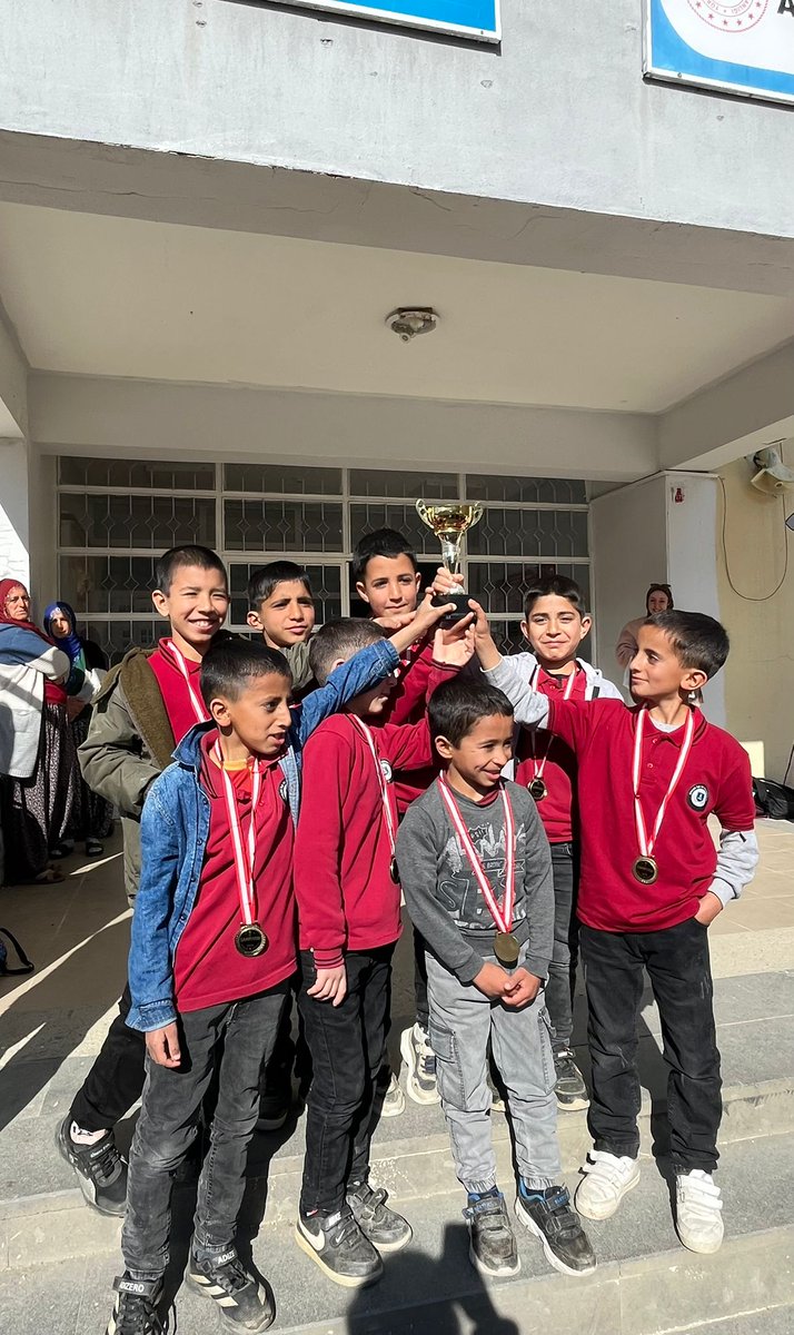 AtalarImam's tweet photo. Okulumuzda düzenlenen minikler futbol turnuvasında galip gelen 4-A sınıfı öğrencilerimize madalya ve kupaları takdim edildi. Başarılarından dolayı kendilerini tebrik ediyoruz. https://t.co/vHtinFXPbQ