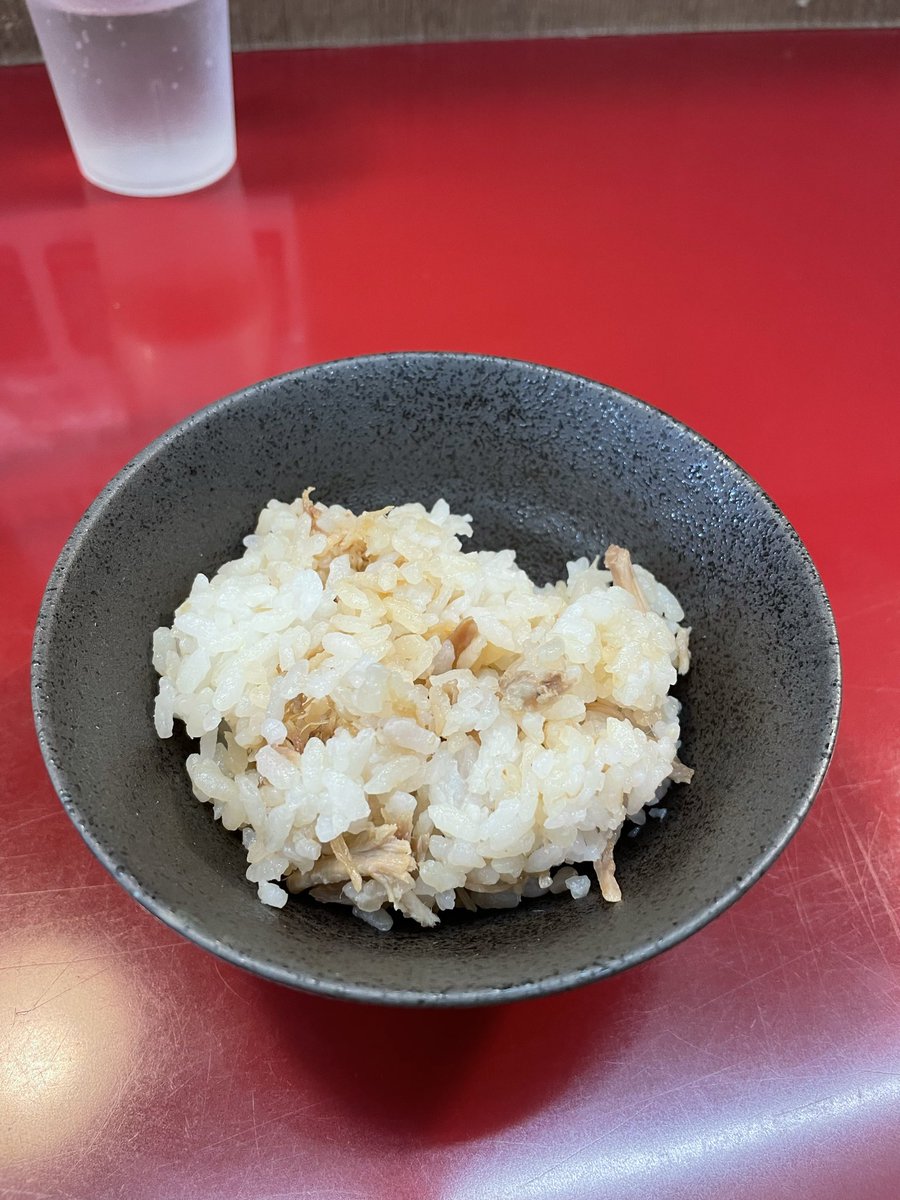 _BA_YA_SHI's tweet photo. 真岡市
ジラフ特別営業
MISOSIRUDAKUMAZESOBA
味噌汁だくまぜそば
1400円

特別営業でしか食べれない絶品まぜそば🍜
濃厚旨味噌に挽肉、ニラが合って超美味い😋
自家製ゴワムチ麺との相性もバッチリよ👌
ほぐし肉入りのおい飯が素敵🍚
スープにぶち込んで雑炊で綺麗に完食！

本日もご馳走様でした🦒 https://t.co/NAYhrjA9su
