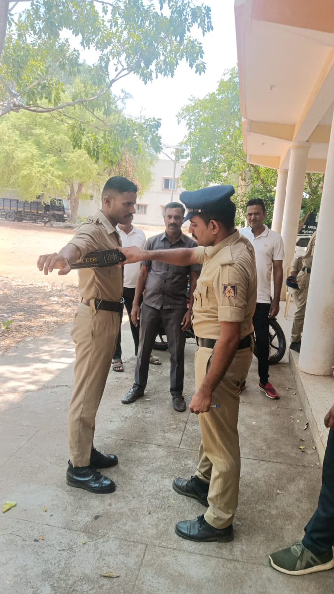 SPmysuru's tweet image. ಇಂದು ಜಿಲ್ಲಾ ಸಶಸ್ತ್ರ ಮೀಸಲು ಪಡೆ ಘಟಕದಲ್ಲಿ ಬಾಂಬ್ ನಿಷ್ಕ್ರಿಯ ದಳದಿಂದ ಅಧಿಕಾರಿ ಮತ್ತು ಸಿಬ್ಬಂದಿಯವರಿಗೆ ತರಬೇತಿ ನೀಡಲಾಯಿತು.

#ASCTeam #mysuru