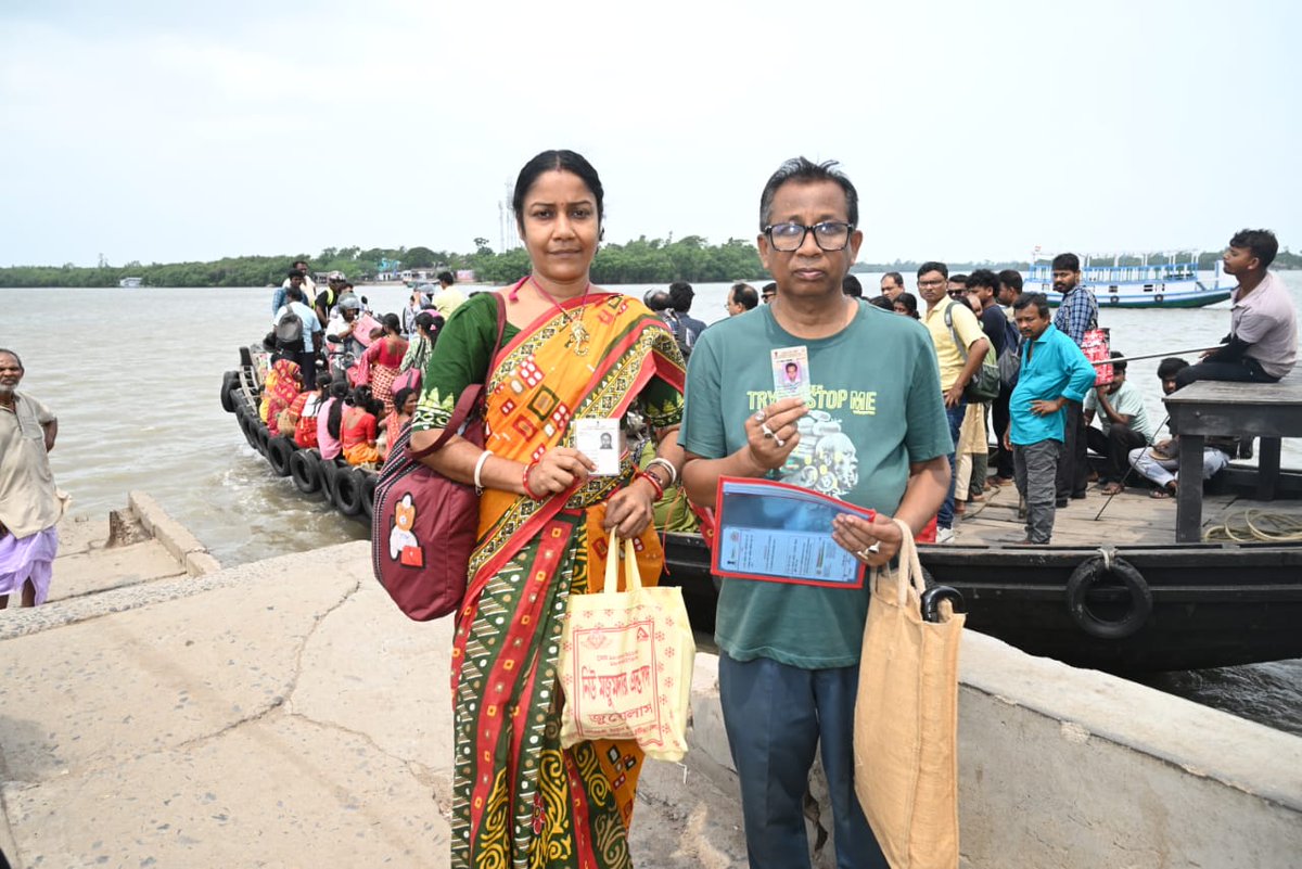 CEOWestBengal's tweet image. Every wave carries a voice. Crossing the river to be part of the festival of democracy at 126- Hingalganj AC of North 24 Parganas district of West Bengal.
#WBLA2026 #Phase2
@ECISVEEP
@SpokespersonECI
@PIBKolkata
@airnews_kolkata
@DEO_N24Pgs