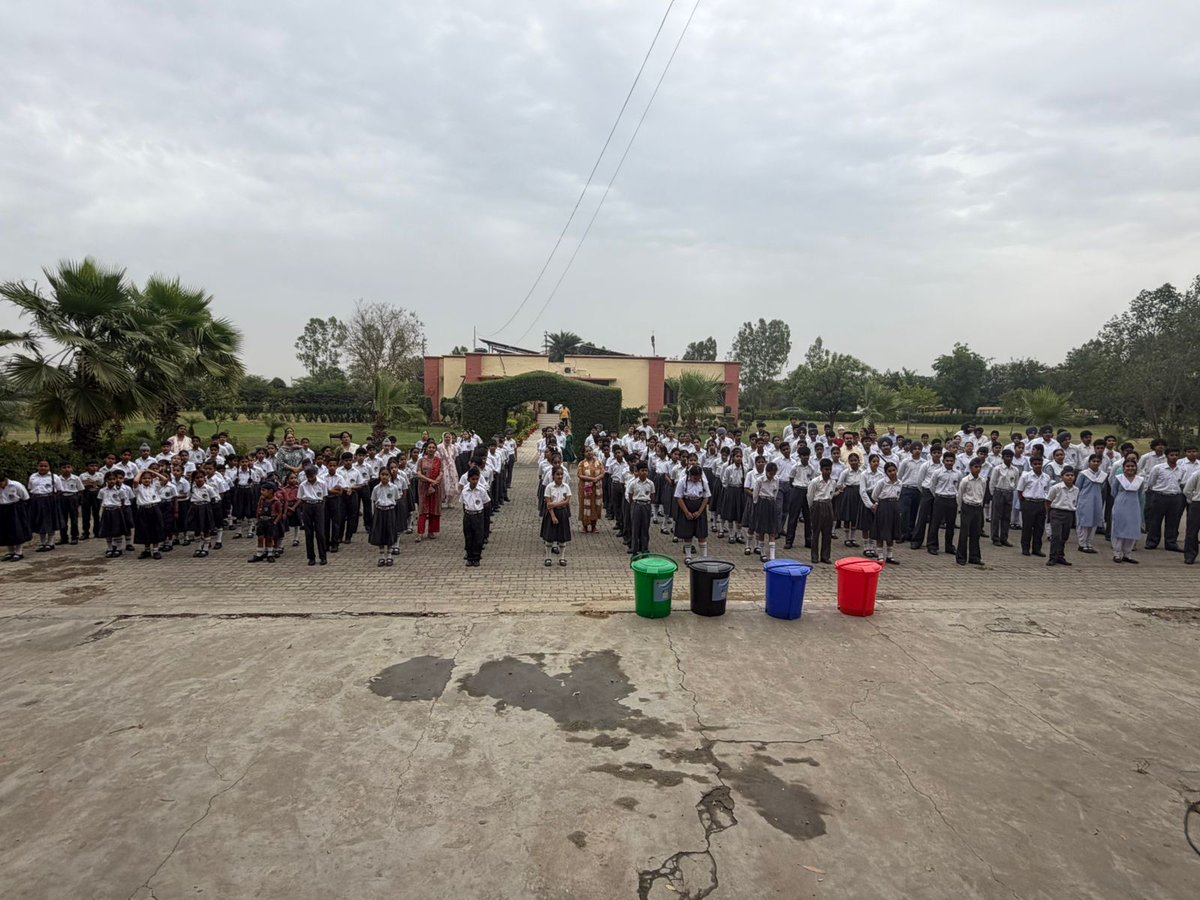 MeraPatiala_MHS's tweet image. Tuesday, 28 April - #CatchThemYoungAwarenessDrive at Police DAV Public School, Nabha Road included interactive talks and activities

KEY LEARNINGS :
4-bin segregation rule

‘Refuse Plastic’ mantra &amp;amp; 
practical alternatives 

Learning  By Doing through campus #CleanlinessDrive