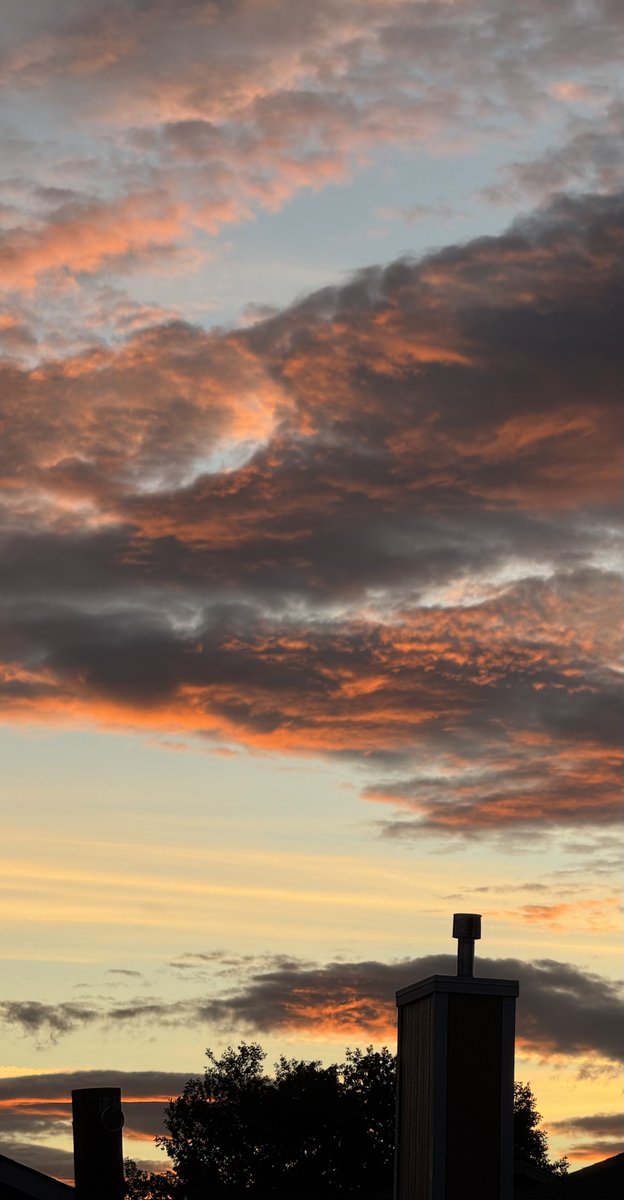 jonimarielew's tweet image. #sunset #clouds #desert #skies #colors #red #yellow