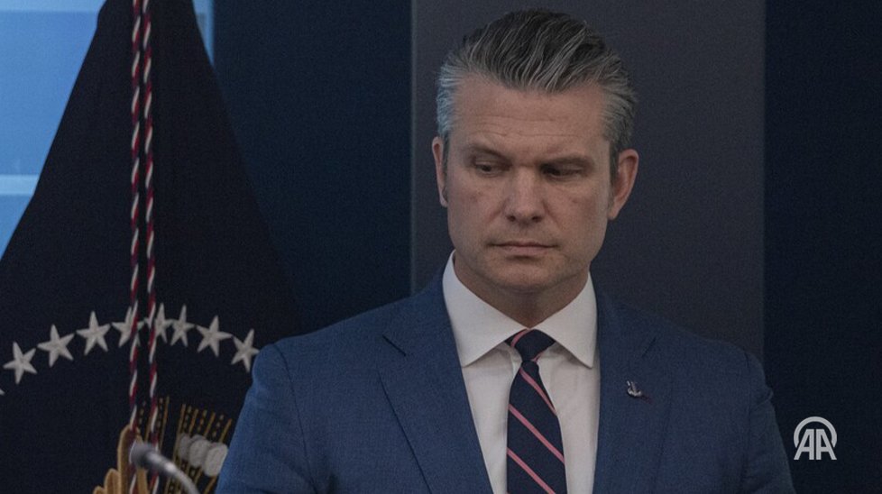 anadoluagency's tweet image. 🇺🇸 Democrats accuse US Defense Secretary Pete Hegseth of being unprepared for Iranian retaliation

🗣️ Lawmakers say the Pentagon failed 'to protect the lives of US service members after President Trump initiated his reckless war against Iran' v.aa.com.tr/3921039