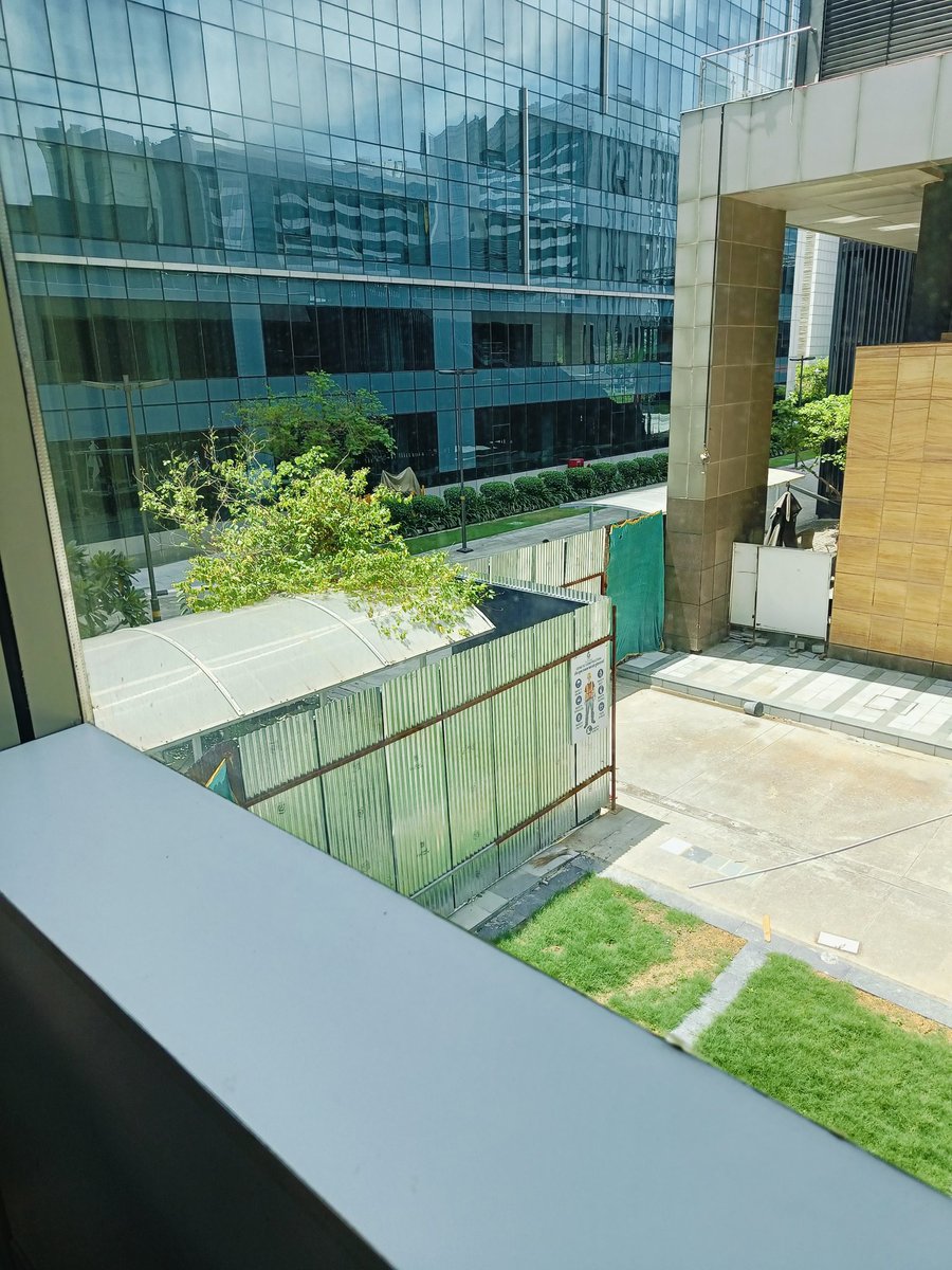 hstarkar87's tweet image. Espresso in hand, glass towers reflecting the sky, greenery all around ☕🏙️
This office breakout view is doing more for my productivity than any standup ever could 😌
#OfficeLife #MidDayBreak #DevLife
