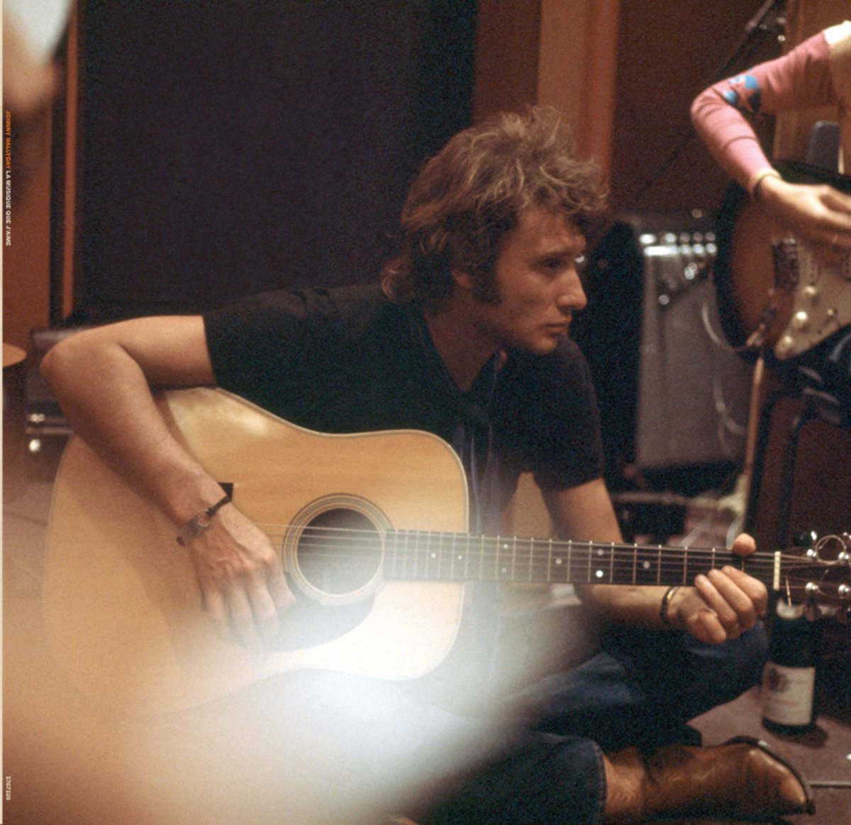 johnnymusic1960's tweet image. Voici la belle photo du prochain 25 cm a sortir " La musique que j'aime " 
Photo sans le texte.
#johnnyhallyday
#insolitudes
#johnny73