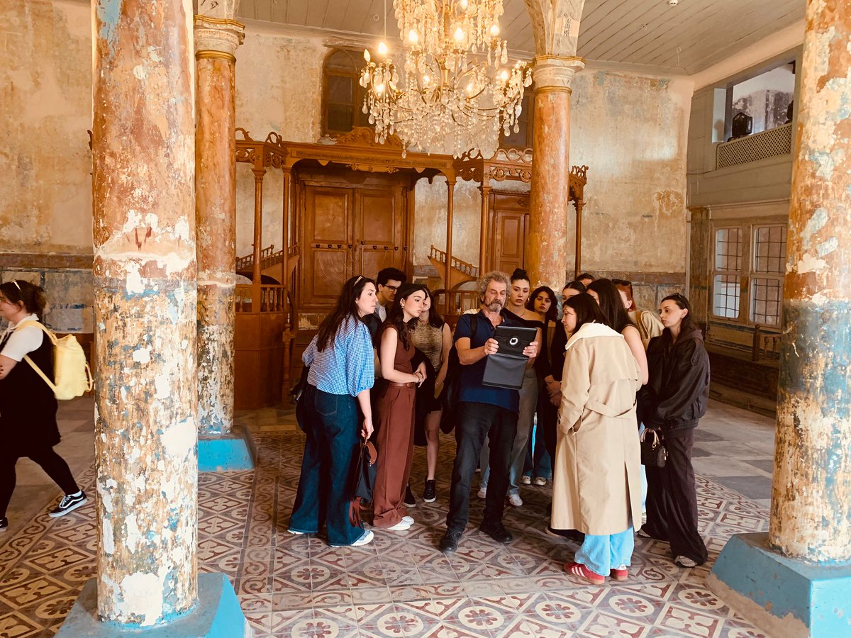 IEU_SBUI's tweet image. Moving beyond the classroom, students put theory into practice as they examined the layered histories of both İzmir and Türkiye through guided observation and field-based analysis. 

#politicaltheory #fieldwork #Jewishheritage #culturalheritage #toplumsalhafıza #kültürelmiras
