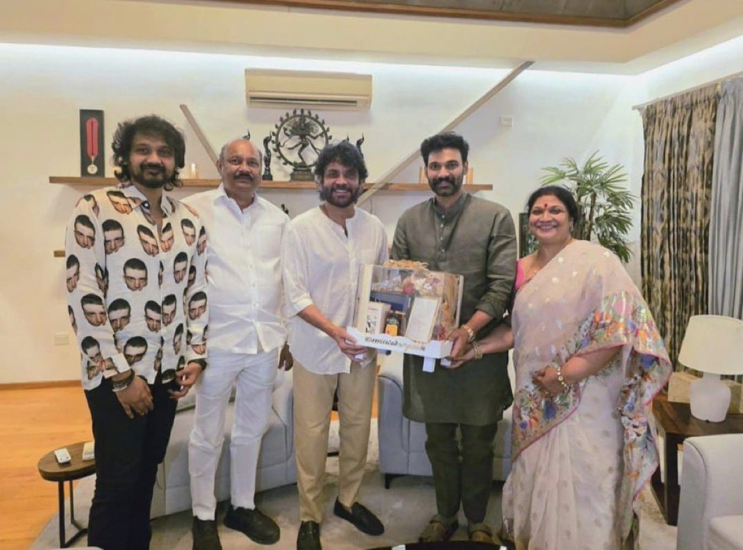 SandyDhanapala's tweet image. Producer Bellamkonda Suresh &amp;amp; 
Bellamkonda Sai Sreenivas met MegaStar @KChiruTweets, Victory @VenkyMama, and King @iamnagarjuna to invite them to the #wedding of Bellamkonda Ganesh. 

#Tollywood
