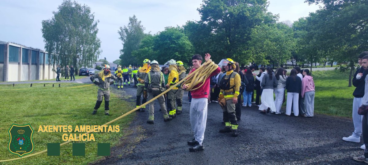 APRAFOGA's tweet photo. Aproveitando o @EUErasmusPlus no IES de Arzúa, #AxentesAmbientais organizaron unha demostración de capacidades do servizo de prevención e extinción de #IIFF da @Xunta para alumn@s chegados de toda Europa, coa participación d@s nos@s compañeir@s #BombeirosForestais d @incendios085 https://t.co/akyWXes4cV