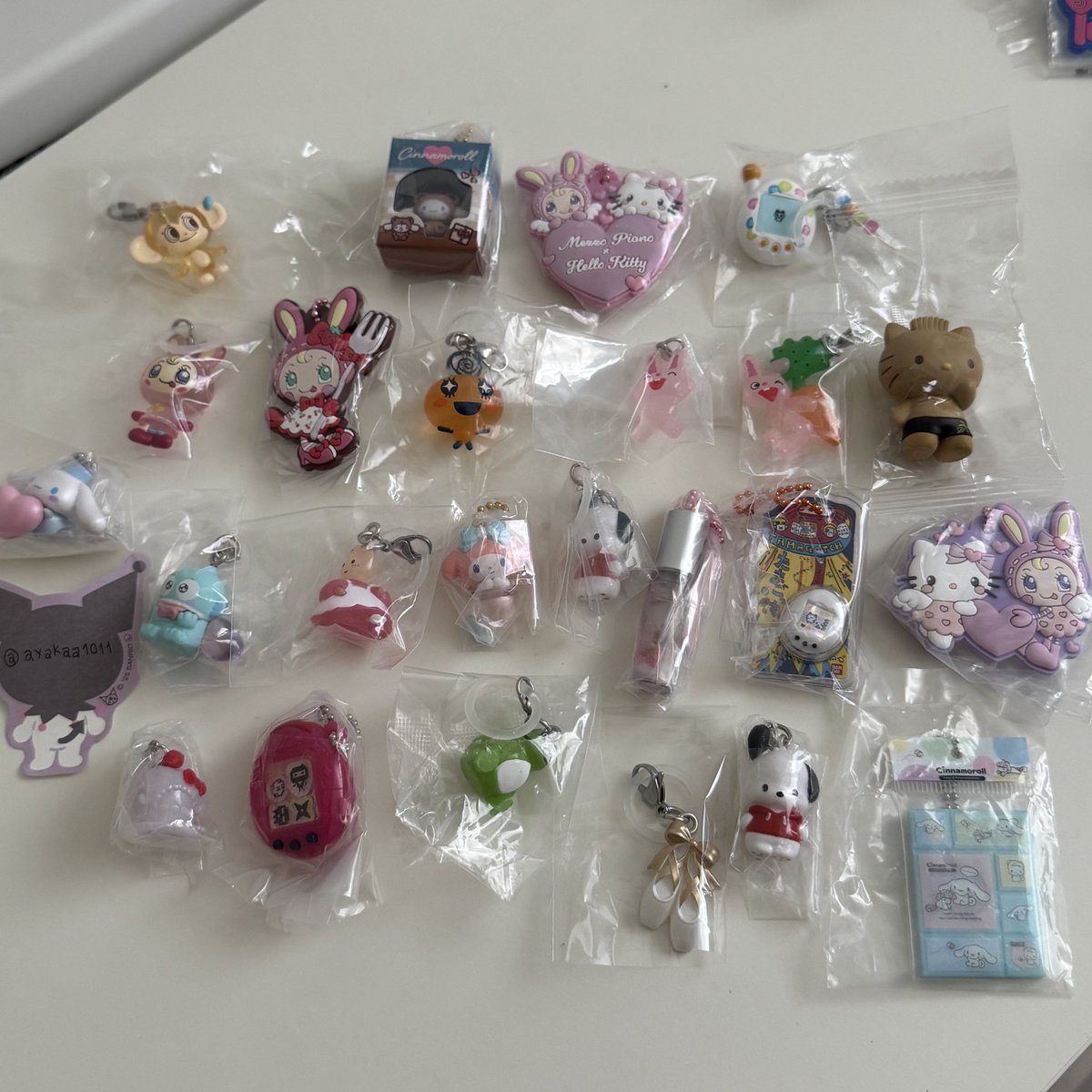 ayakaa1011's tweet photo. ガチャガチャ　交換

【譲】　画像参照

【求】　ハローキティめじるしアクセサリー

まとめて優先
郵送にて交換希望です
お気軽にお声掛けください https://t.co/hdeWwiJVcC