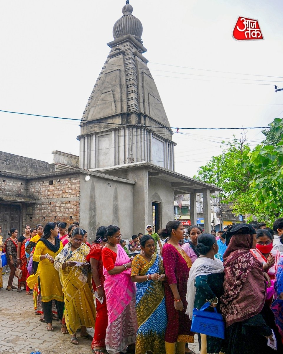 aajtak's tweet image. Kolkata में पश्चिम बंगाल विधानसभा चुनाव के दूसरे चरण के लिए मतदान जारी है। मतदान केंद्रों के बाहर लोग लंबी कतारों में खड़े होकर अपनी बारी का इंतजार करते नजर आए।

#WestBengalElections #Kolkata #VotingDay #Democracy #ATPhotoBlog #AajTakSocial