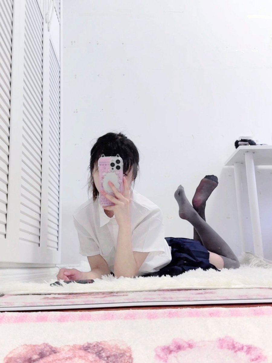 黑丝还是灰丝？
#反差 #萝莉 #足控 #小狗日记