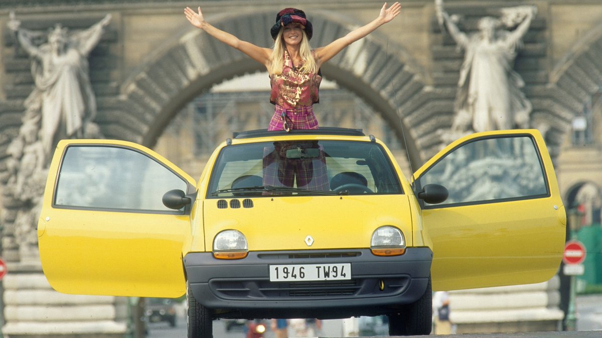 foroelectricos's tweet image. ¡El Renault Twingo vuelve a los 90! 🚗💨

Renault prepara una versión DESCAPOTABLE con techo de lona para su nuevo Twingo eléctrico. 🧶✨

📍 Objetivo: destronar al FIAT 500 Cabrio.
⚡️ Estilo retro, esencia urbana y aire libre.

#Renault #Twingo #ElectricCars #RenaultTwingo