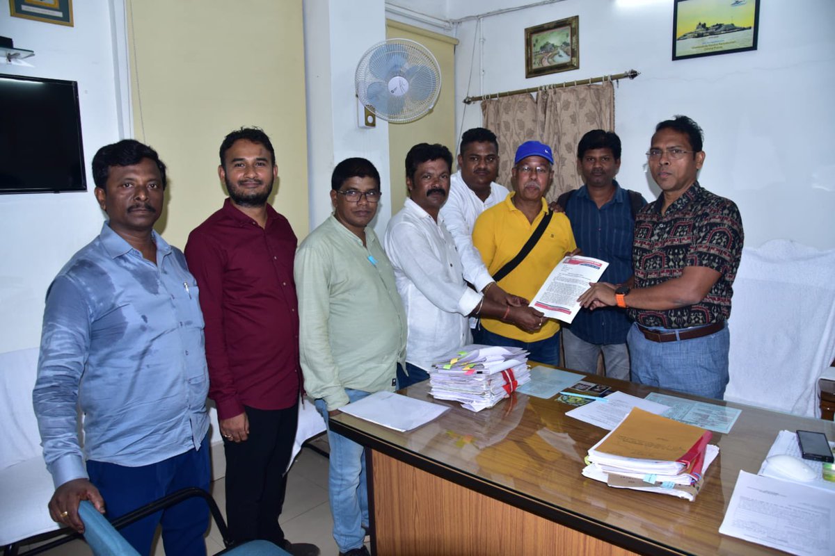 pratapsamaja's tweet photo. @CMO_Odisha Memorandum handed over to district administration by Bhubaneswar Journalists Association regarding fulfilment of Journslists demand. https://t.co/yzJrUGIxVE