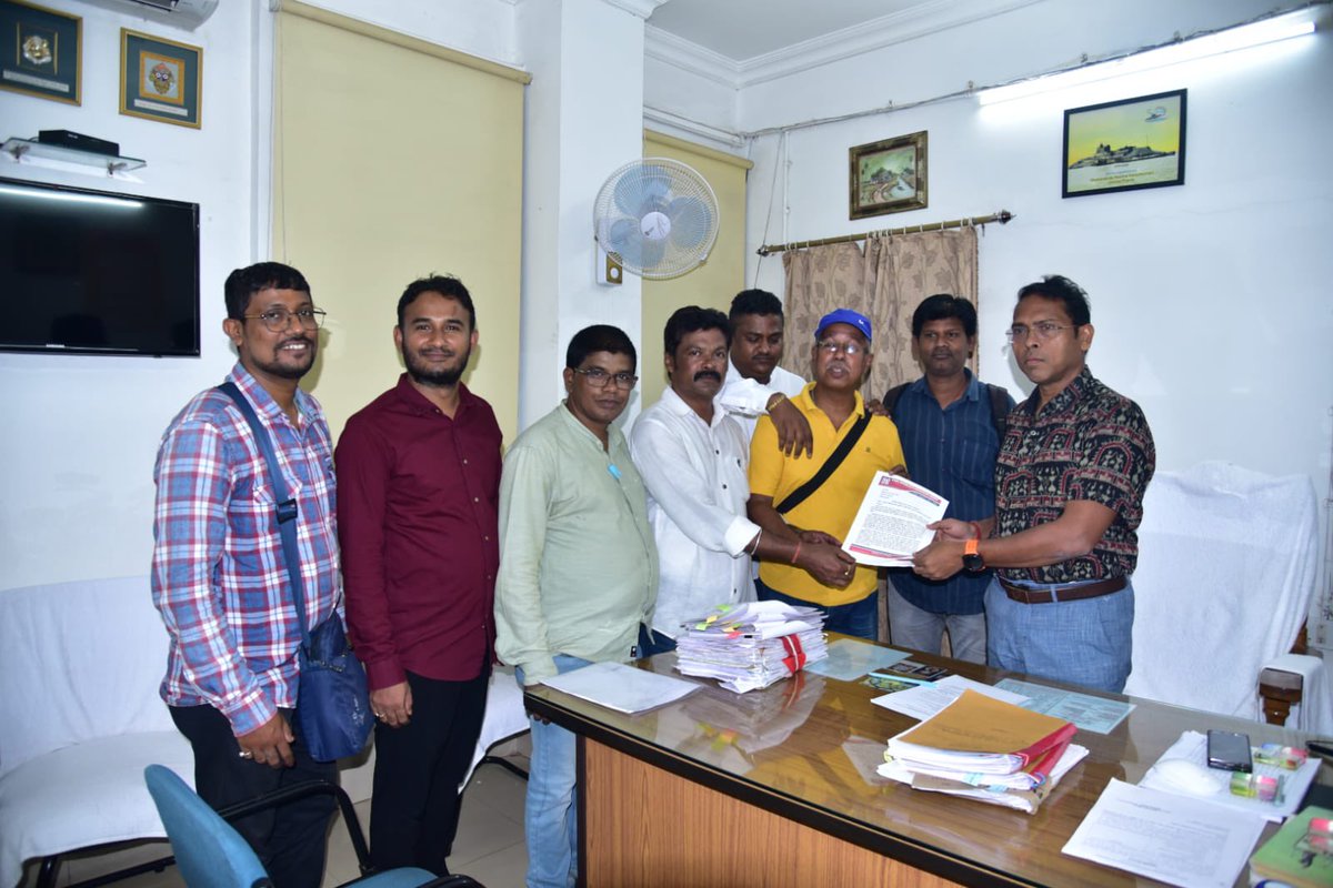 pratapsamaja's tweet photo. @CMO_Odisha Memorandum handed over to district administration by Bhubaneswar Journalists Association regarding fulfilment of Journslists demand. https://t.co/yzJrUGIxVE