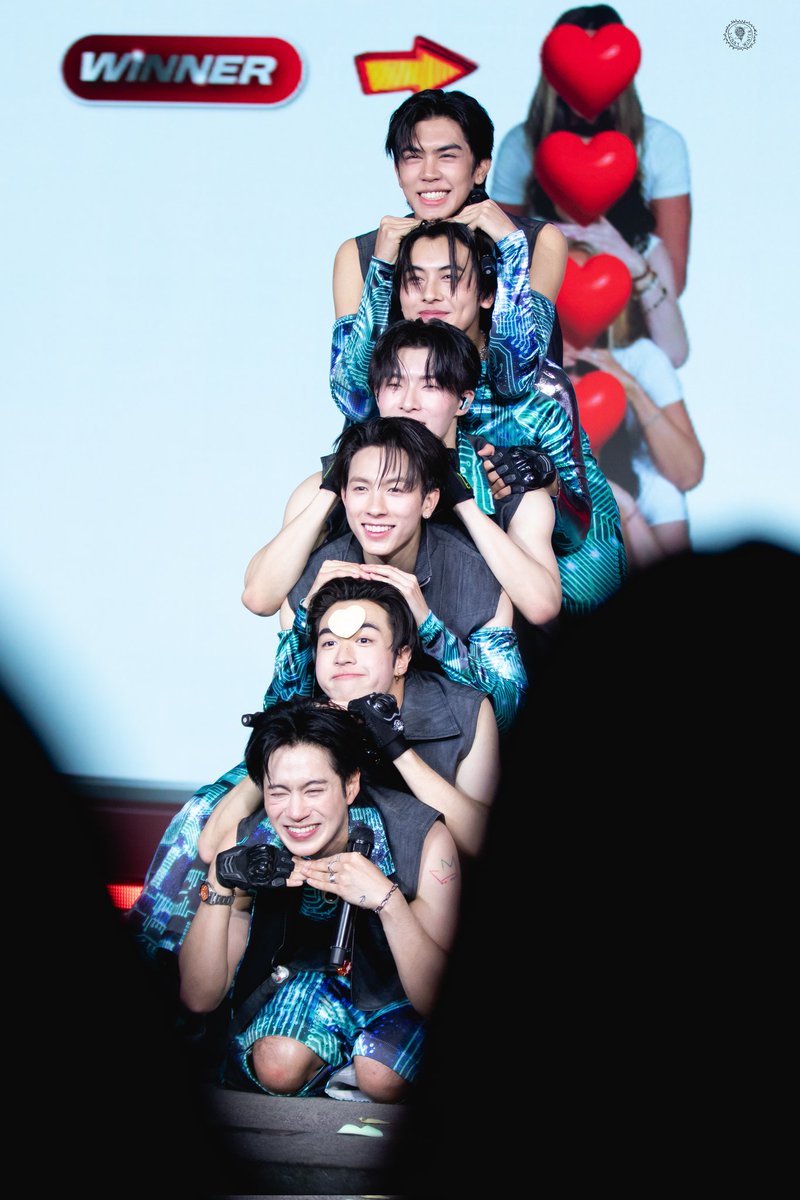 / 𝑠𝑢𝑛𝑛𝑦 𝑤𝑖𝑛𝑡𝑒𝑟 . (slow) tweet media