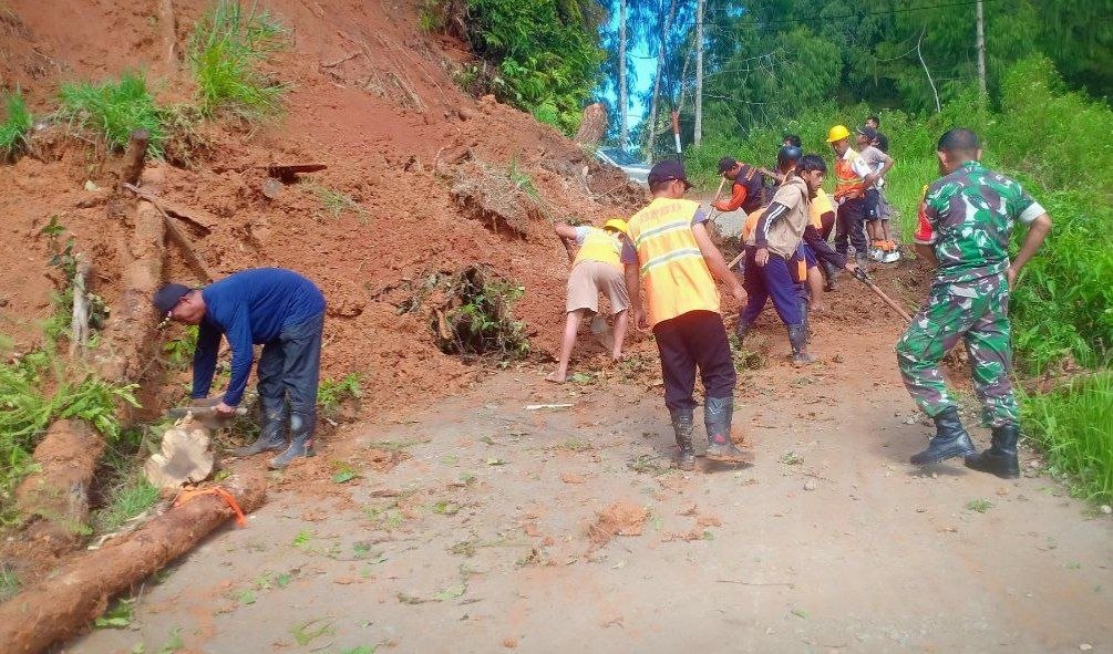 Kodim_Tator's tweet image. Babinsa Koramil 1414-05/Sanggalangi Serda Bakri melaksanakan karya bakti pembersihan jalan dan selokan bersama anggota BPBD dan masyarakat binaan di lingkungan Bate Kel. Pasang Kec. Denpina Kab. Toraja Utara. 
Rabu, 29/04/2026

#tniad
#TNIindonesia
#tetapsemangat
#bekerjaikhlas