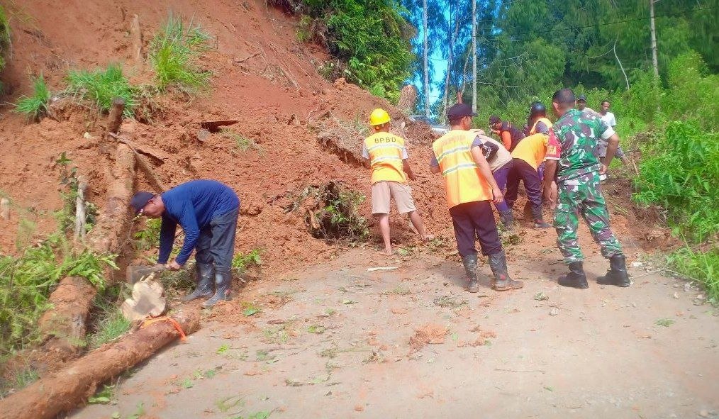 Kodim_Tator's tweet image. Babinsa Koramil 1414-05/Sanggalangi Serda Bakri melaksanakan karya bakti pembersihan jalan dan selokan bersama anggota BPBD dan masyarakat binaan di lingkungan Bate Kel. Pasang Kec. Denpina Kab. Toraja Utara. 
Rabu, 29/04/2026

#tniad
#TNIindonesia
#tetapsemangat
#bekerjaikhlas