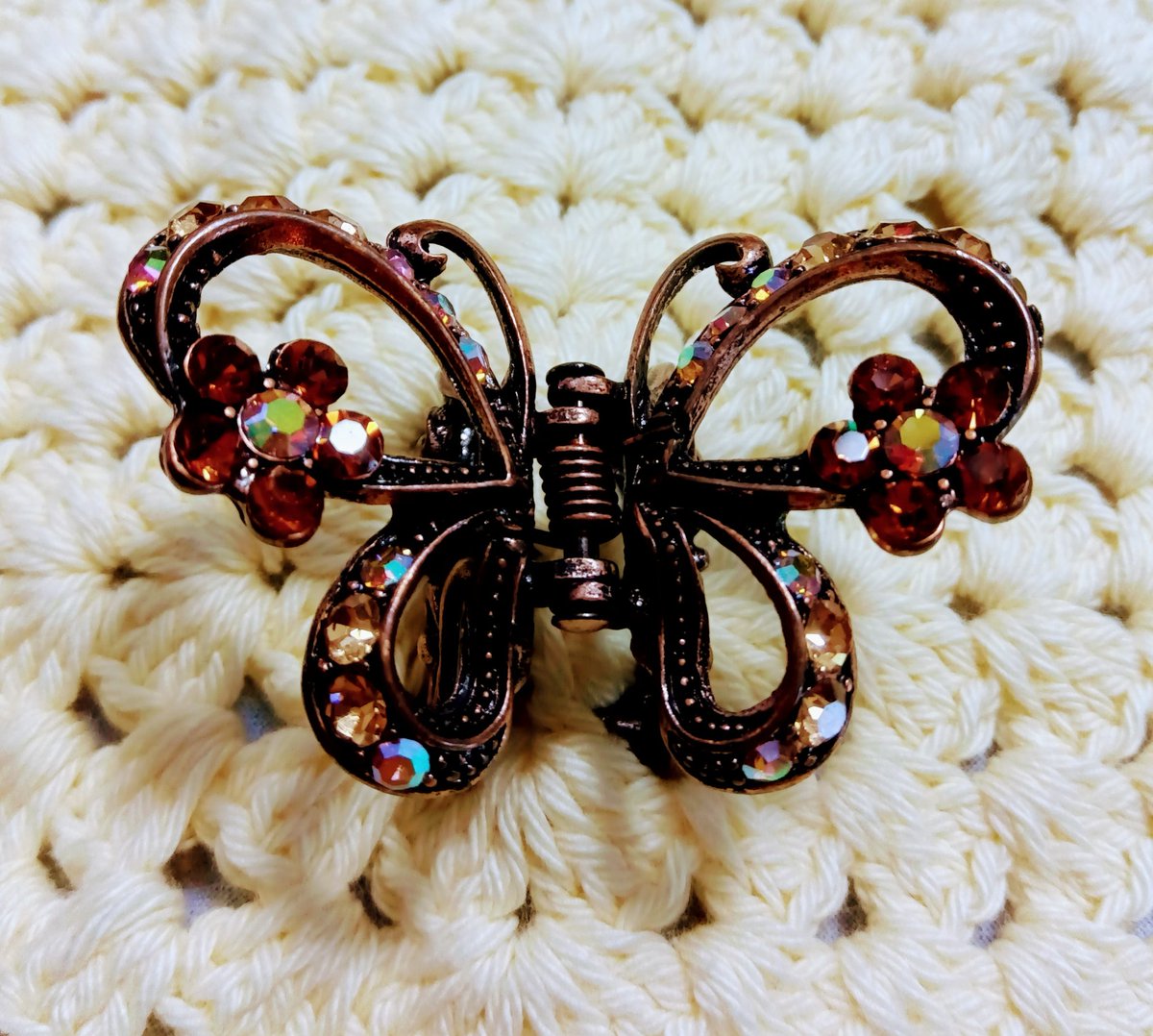 25at9_10tu25's tweet image. 着物で夜会巻きをしたくて髪のを毛伸ばした時のものかな？　パッチンピン探してたら20年物のバンズクリップがでてきた🦋　20年振りに髪の毛伸ばしてるけど秋には使える日がくるかなぁ(๑˘ ˘๑)

＃BUTTERFLY