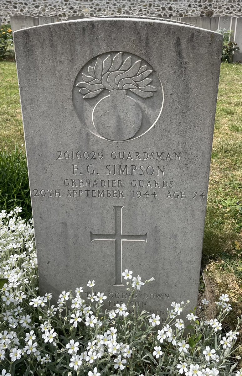 albymarch_alan's tweet image. Clichy Northern Cemetery @CWGC #France 
M.Colligan #ColdstreamGuards 
J.A.Roe #IrishGuards 
F.G.Simpson #GrenadierGuards