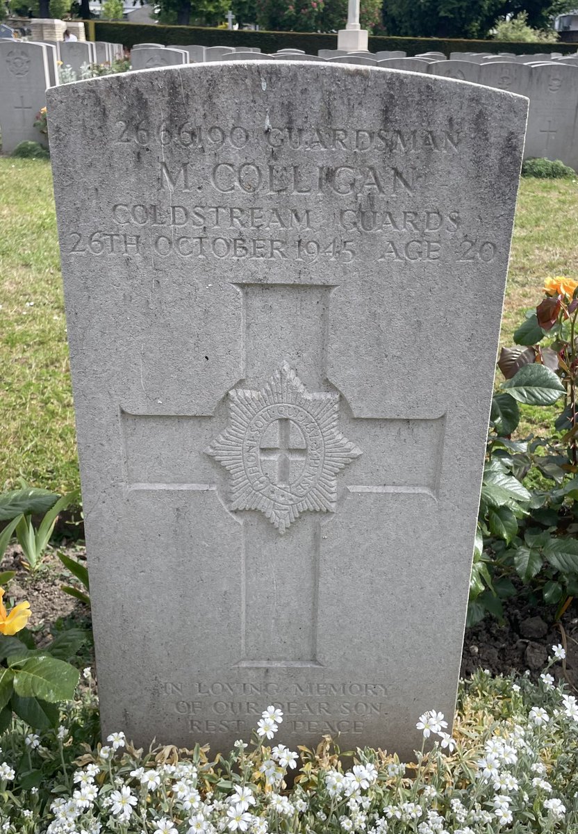 albymarch_alan's tweet image. Clichy Northern Cemetery @CWGC #France 
M.Colligan #ColdstreamGuards 
J.A.Roe #IrishGuards 
F.G.Simpson #GrenadierGuards