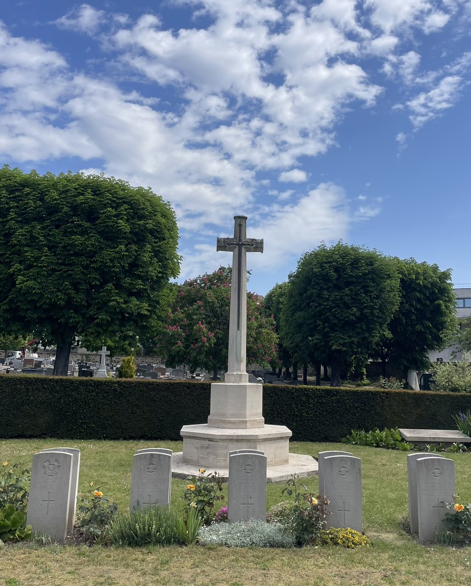 albymarch_alan's tweet image. Clichy Northern Cemetery @CWGC #France 
M.Colligan #ColdstreamGuards 
J.A.Roe #IrishGuards 
F.G.Simpson #GrenadierGuards