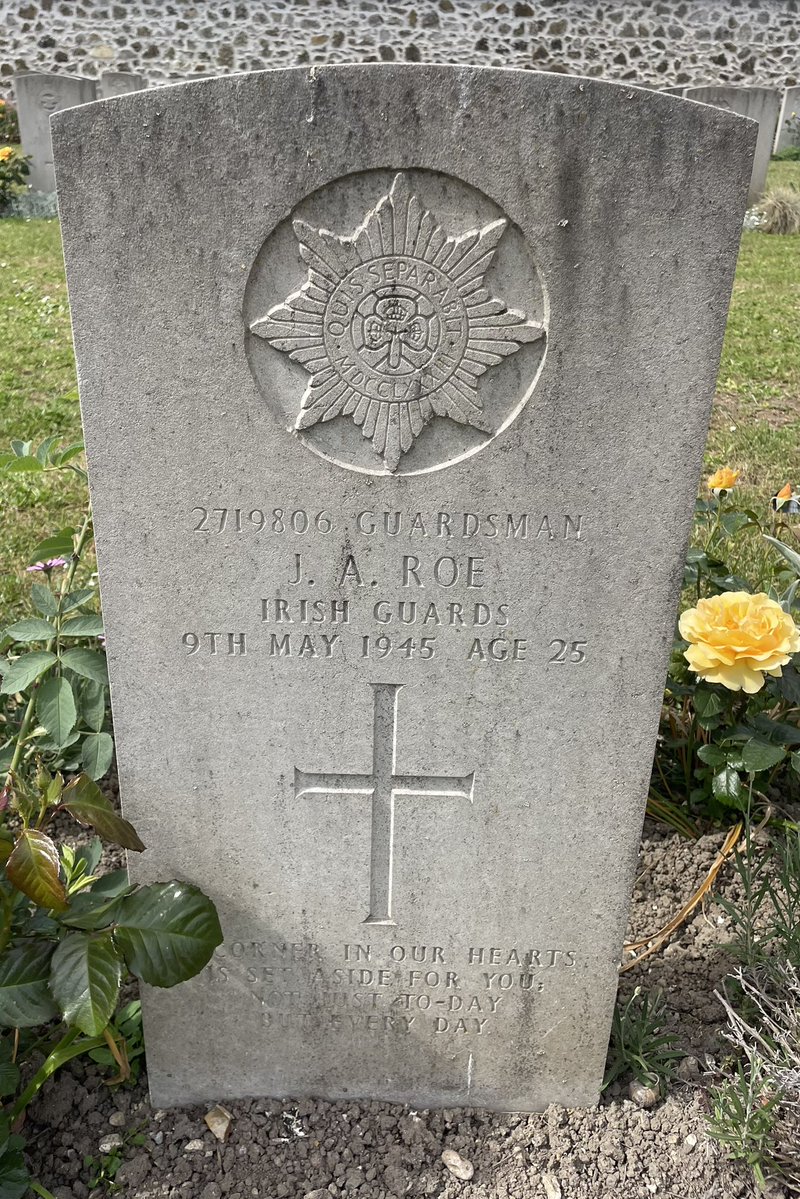 albymarch_alan's tweet image. Clichy Northern Cemetery @CWGC #France 
M.Colligan #ColdstreamGuards 
J.A.Roe #IrishGuards 
F.G.Simpson #GrenadierGuards