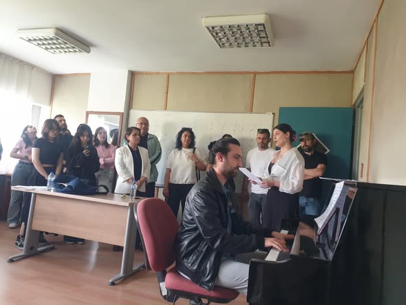 au_devkons's tweet photo. Aksaray Güzel Sanatlar Lisesi öğretmen ve öğrencileri, 28 Nisan 2026 tarihinde konservatuvarımızı ziyaret ettiler.
Konservatuvarımız öğretim elemanları tarafından öğrencilere anasanat dalları tanıtıldı ve eğitim-öğretim süreçleri hakkında bilgilendirmeler yapıldı. https://t.co/cy4DRXyJHS