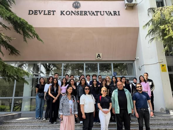 au_devkons's tweet photo. Aksaray Güzel Sanatlar Lisesi öğretmen ve öğrencileri, 28 Nisan 2026 tarihinde konservatuvarımızı ziyaret ettiler.
Konservatuvarımız öğretim elemanları tarafından öğrencilere anasanat dalları tanıtıldı ve eğitim-öğretim süreçleri hakkında bilgilendirmeler yapıldı. https://t.co/cy4DRXyJHS