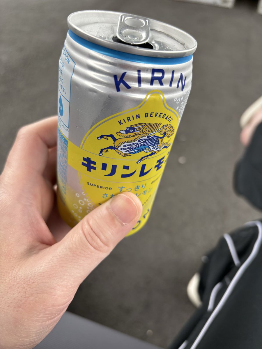 Yahiji's tweet photo. 子供と出かけた先でこれ飲んでレモンサワー飲んだ気になれた自分は酒呑みとしてだいぶ出来上がってきてるんじゃないかと思ってしまった休日、、、 https://t.co/49zFnD3OXi