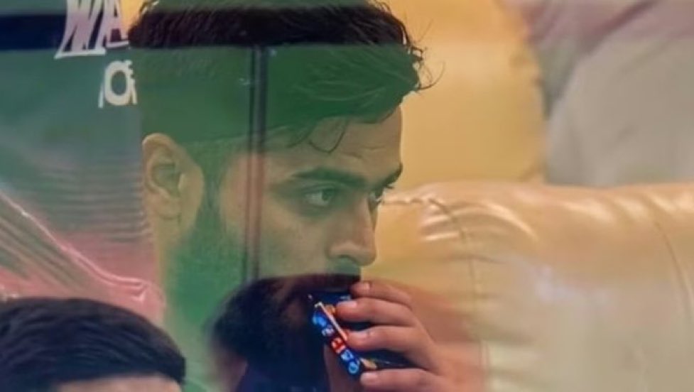 Imagine g**ning to Ananya pandey, useing vape during match and getting 14cr for doing nothing, riyan parag living his life fr! 😭😭😭😭