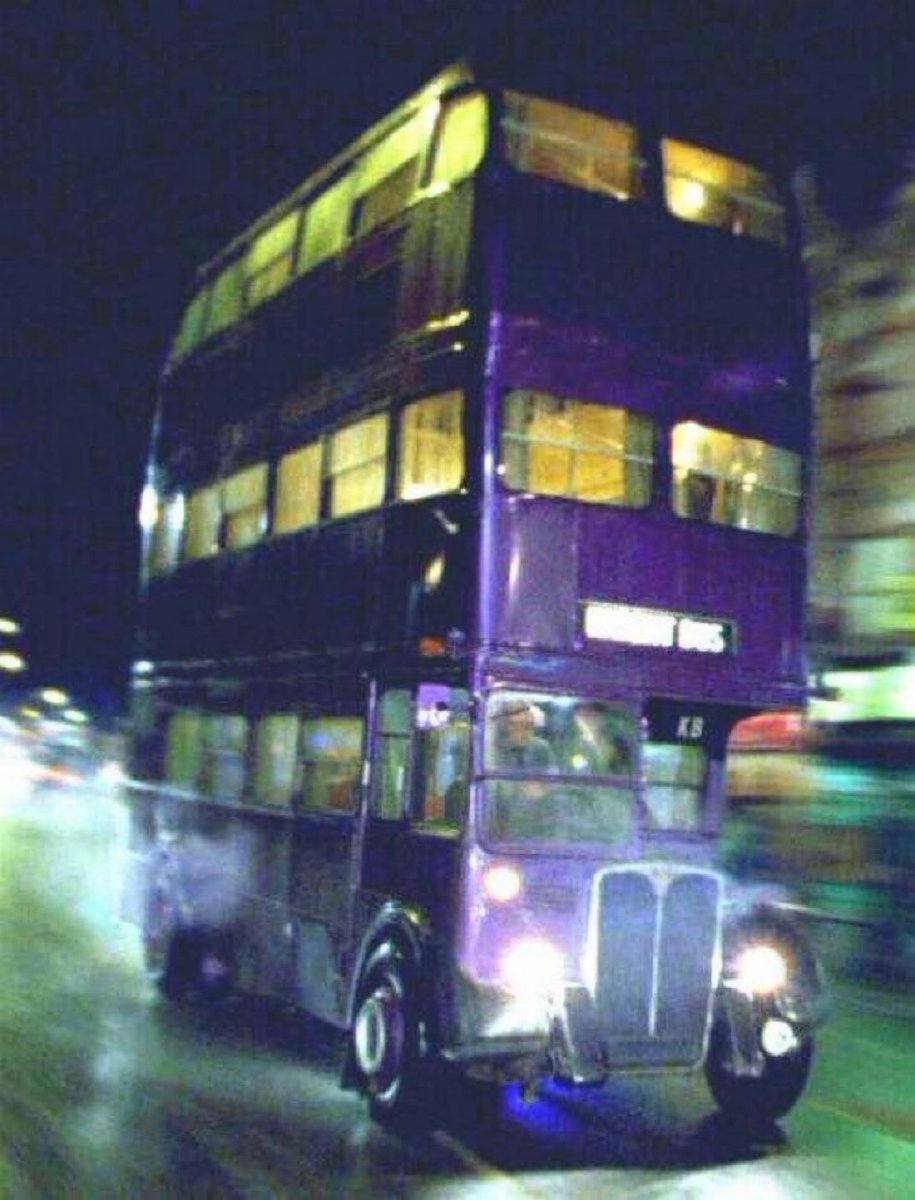 ozgurelfingozu's tweet photo. Lan bu benim arkadaşım ahmet 
#HarryPotter #knightbus https://t.co/4QZnlyErBF