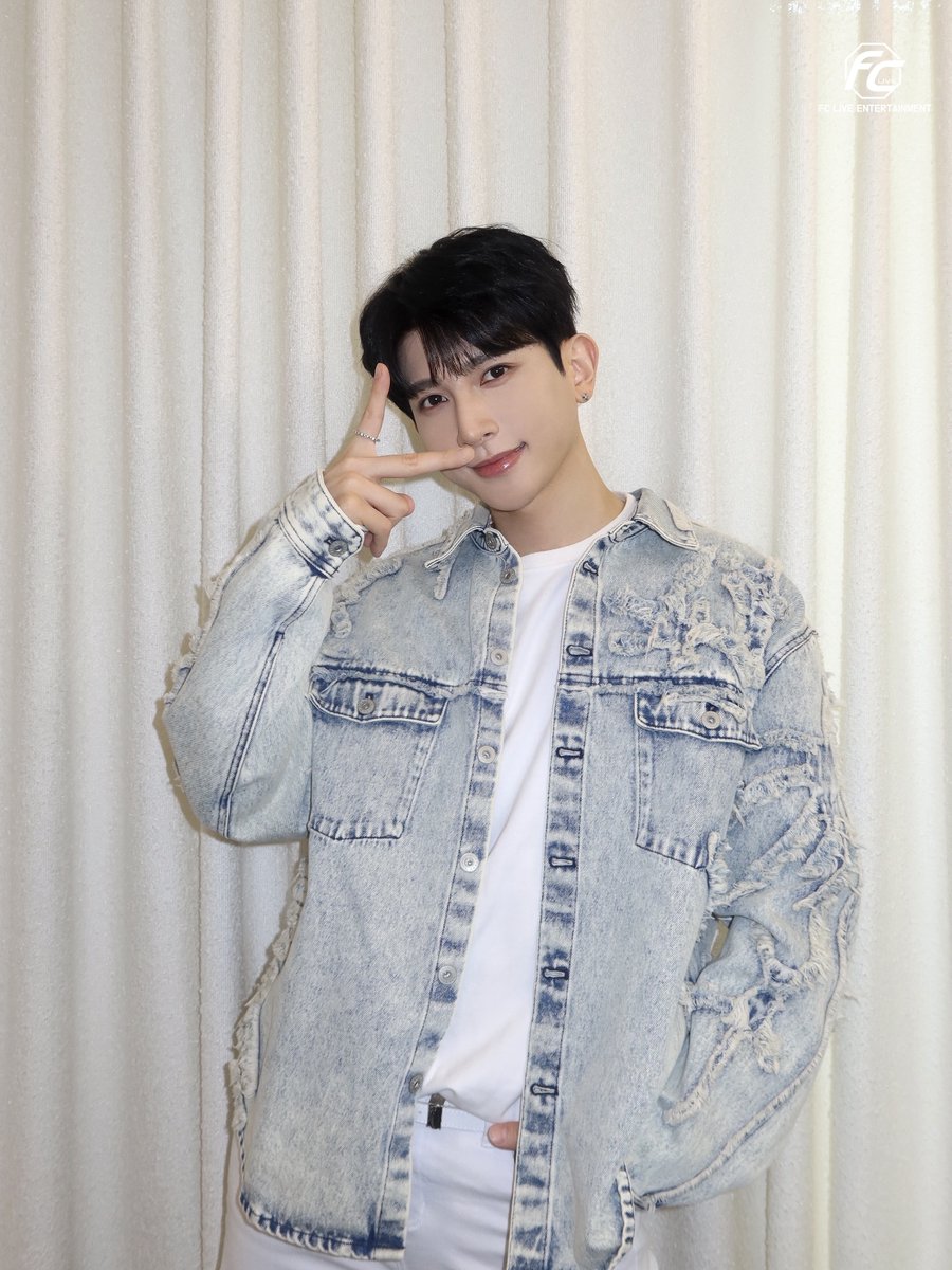 FCLIVE_official's tweet photo. ／
#2U JAPAN FANMEETING 2026
" 2U know me? " 開催まであと2日📸💐
＼

🗓5/14(木)
📍大阪：DREAM SQUARE HALL

🗓5/16(土),17(日)
📍東京：iBIG HALL

当日券ございます！詳細はこちら
🔗 https://t.co/wDa8nxKDfO

#HOON #KISEOP #훈 #기섭 #フン #キソプ
#UX1 #UKISS #유키스 https://t.co/0pIJtBqj74