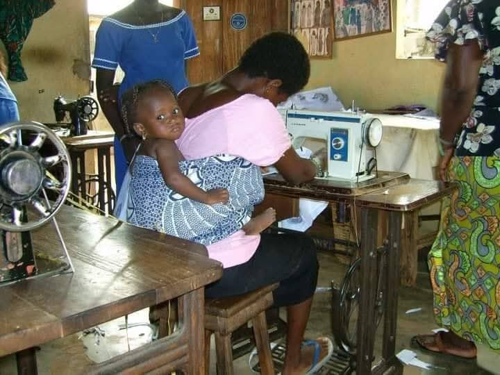 MamafricaO's tweet photo. #Buongiorno
Mama Africa aiuta a costruire un futuro libero e dignitoso, anche con il progetto sartoria rivolto a giovani donne. 
Puoi aiutarci anche tu  destinandoci il tuo 5×1000 
CF 95068550631
#29aprile
https://t.co/NP78fYvElY    ❤️💛💚 https://t.co/zOqBNyXdG9