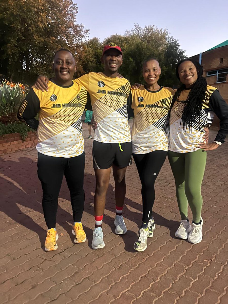 JHB_Harriers's tweet image. Consistency is the secret ingredient to greatness 🙌🏽Well done, champs for always showing up. 👏🏽🫡 

#4amgang
#consistencyiskey 
#riseandgrind
#swiftandfree