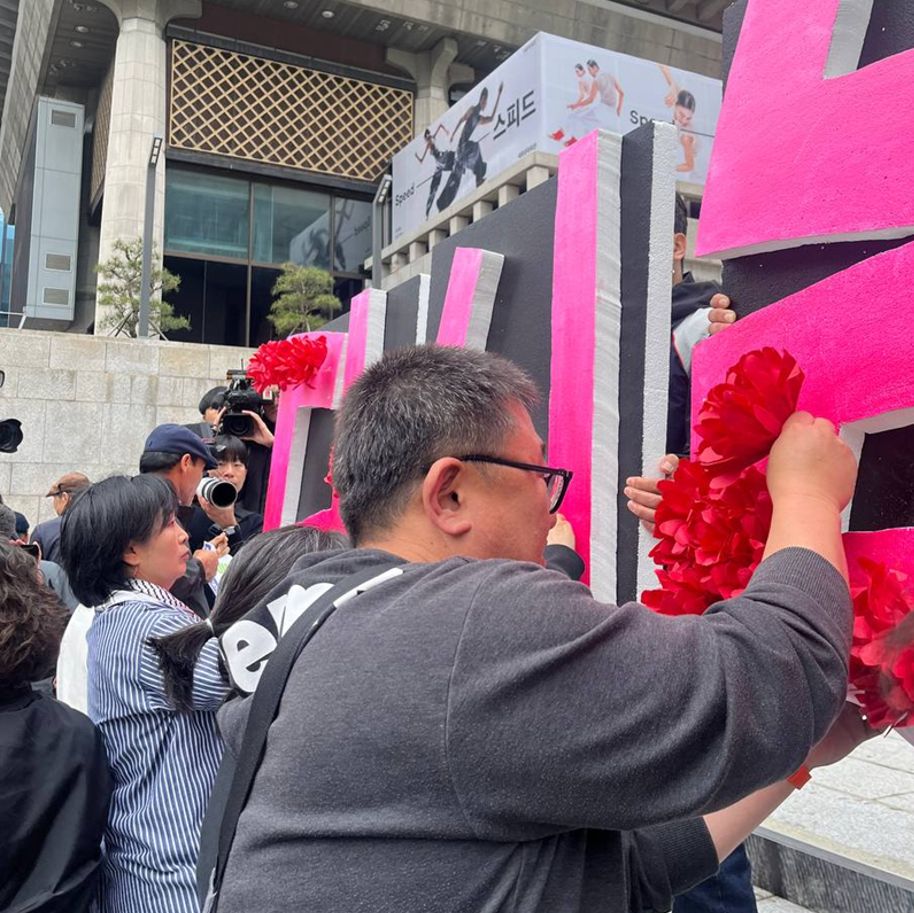 hanbitcenter's tweet photo. 올해는 한국에서 두 번째로 맞은 [세계산재사망노동자추모의 날]입니다.
우리사회의 산재 사고와 계속되는 죽음을 막기위해 '산재피해가족네트워크 '다시는'(이하 다시는)은 국가와 사회가 변화해야한다는 목소리를 내고 있습니다. 다시는에서 [세계산재사망노동자추모의 날]이 형식적인 기념일이 아닌 https://t.co/PKhpX9rVI7