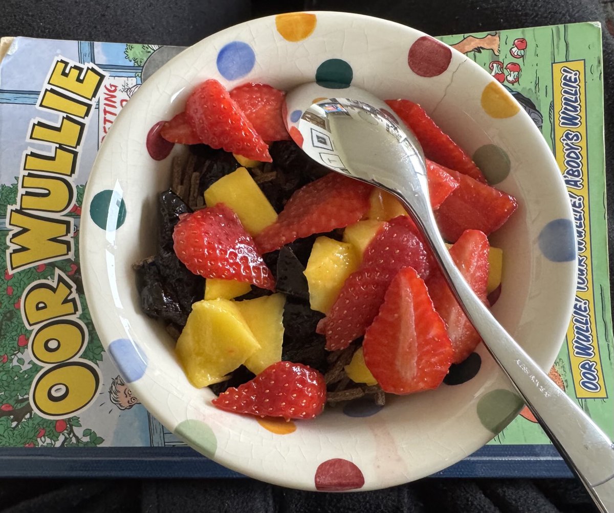 _MikeMcCartney_'s tweet photo. Here’s a colourful fruit&cereal pic for #Scottish Margaret👌The #EmmaBridgewater dish could be on #TheBroons annual, but it’s on #OorWullie instead👍🏼 https://t.co/3QqHNsiWVu