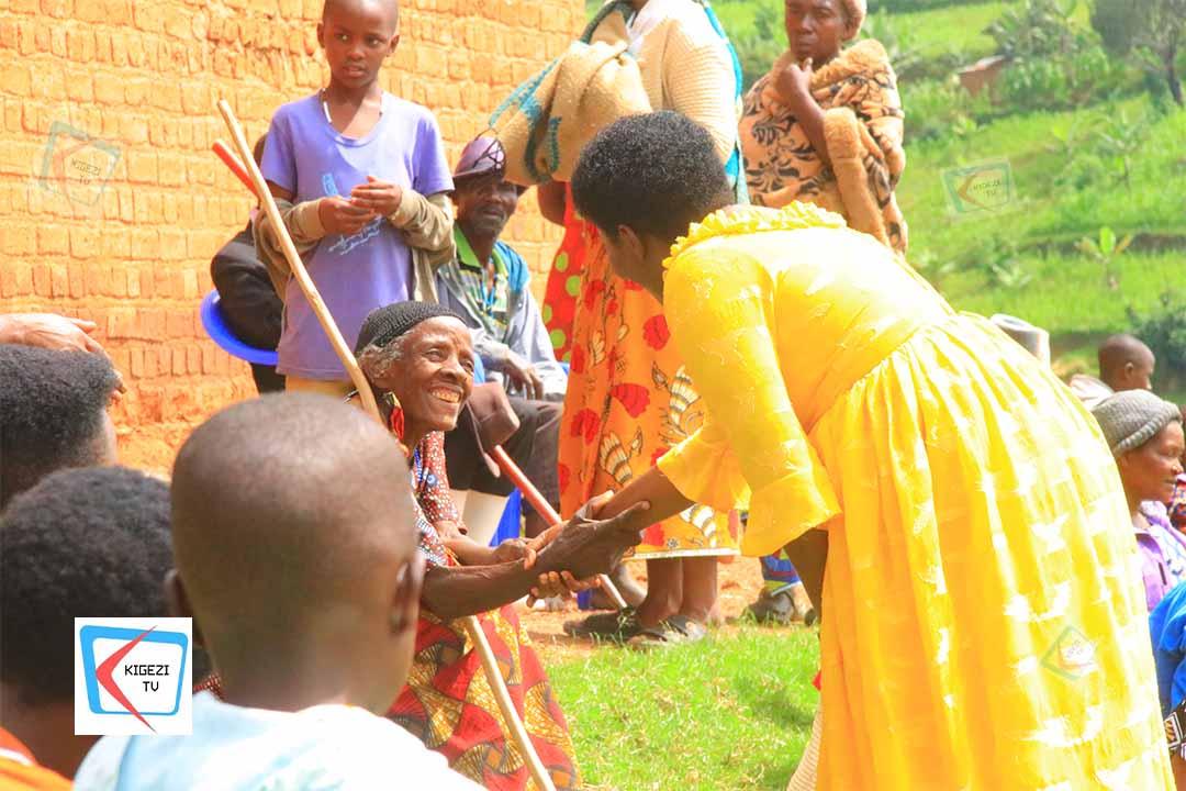 KigeziTv's tweet image. #HappeningNow

Rubanda Woman MP-elect Hon. Evenlyne Ninsiima Kikafunda has arrived at Mugyera Catholic Church in Mugyera–Habuhutu Town Council, where she is set to launch a one-day dental camp.

@EvelyneNinsiim1 @BuildYoSmile_Ug