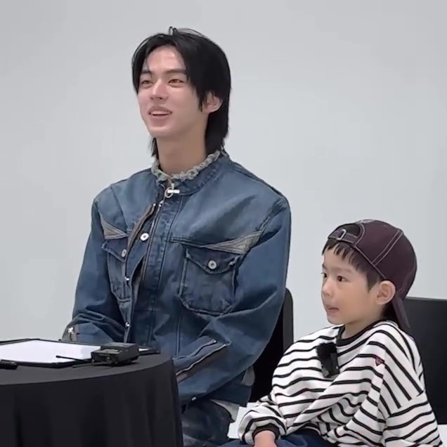 celeb_wish_list's tweet photo. ❏ WHO : #TWS #투어스 #도훈
❏ WHERE : HELLO82 공식 인스타그램
❏ BRAND : #RSSC #알에스에스씨
❏ ITEM : STRIPE MIXED DENIM TRUCKER JACKET - DENIM
❏ 출처 : HELLO82 공식 인스타그램 https://t.co/SOrnjxrXKy