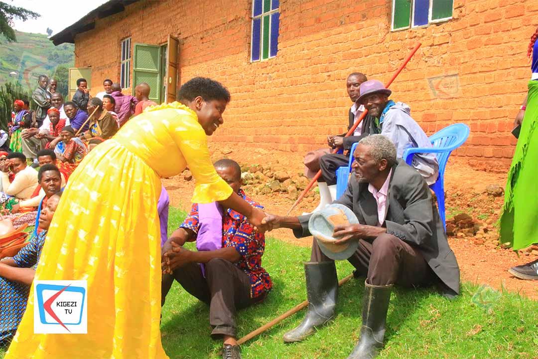 KigeziTv's tweet image. #HappeningNow

Rubanda Woman MP-elect Hon. Evenlyne Ninsiima Kikafunda has arrived at Mugyera Catholic Church in Mugyera–Habuhutu Town Council, where she is set to launch a one-day dental camp.

@EvelyneNinsiim1 @BuildYoSmile_Ug