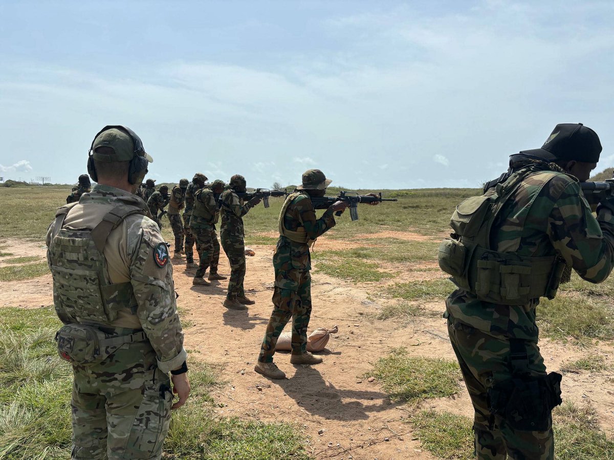 EMADmde's tweet photo. 🪂En Accra 🇬🇭, miembros de #EZAPAC 🇪🇸 imparten formación a la Fuerza Aérea de Ghana sobre integración aire-tierra en operaciones especiales, en el marco de la Iniciativa de Seguridad y Defensa de la UE en el Golfo de Guinea (#EUSDI GoG).
La presencia de España en la región se deriva de la decisión de la Política Exterior y de Seguridad Común (PESC),  cuyo objetivo es contribuir al desarrollo de las Fuerzas Armadas de los países de África Occidental. #MOPS @EjercitoAire