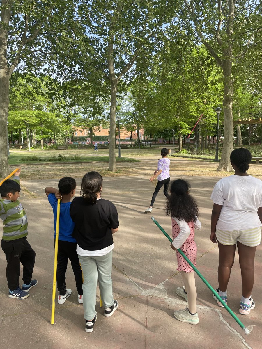 F_Rondilla's tweet photo. Por el Día de Castilla y León, en Fundación Rondilla los niños, niñas y jóvenes aprendieron la historia de los Comuneros jugando a juegos tradicionales 🎲

#DíaDeCastillayLeón #AprenderJugando https://t.co/MEuc65ZIGU