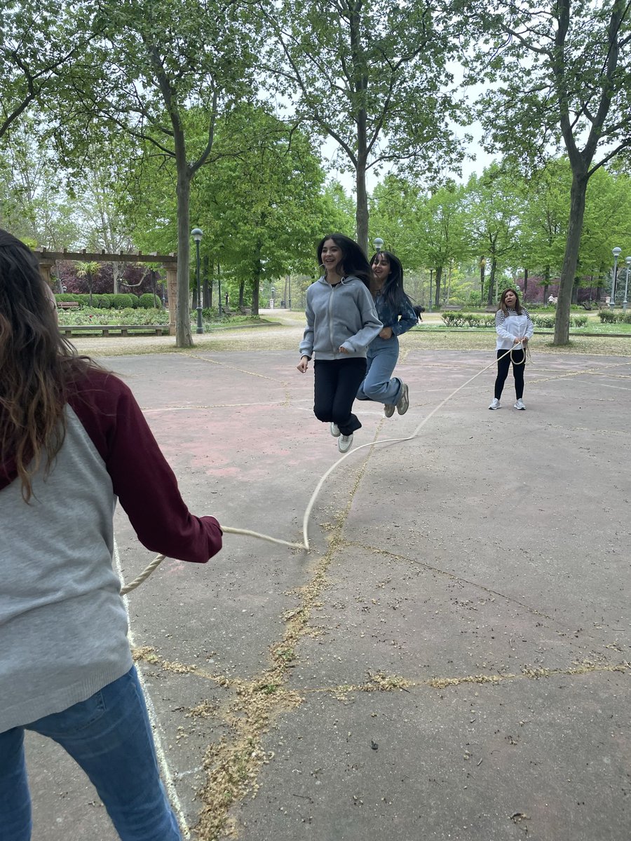 F_Rondilla's tweet photo. Por el Día de Castilla y León, en Fundación Rondilla los niños, niñas y jóvenes aprendieron la historia de los Comuneros jugando a juegos tradicionales 🎲

#DíaDeCastillayLeón #AprenderJugando https://t.co/MEuc65ZIGU