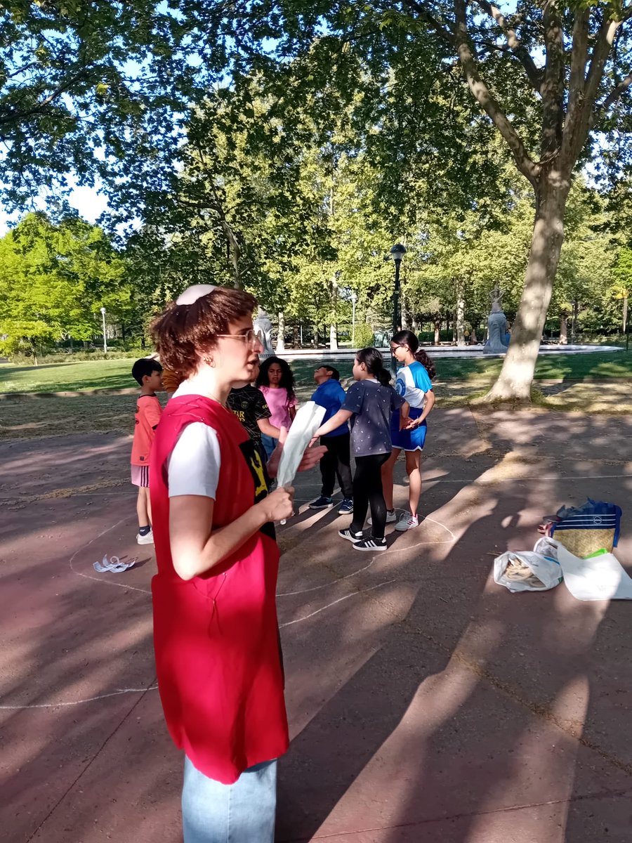 F_Rondilla's tweet photo. Por el Día de Castilla y León, en Fundación Rondilla los niños, niñas y jóvenes aprendieron la historia de los Comuneros jugando a juegos tradicionales 🎲

#DíaDeCastillayLeón #AprenderJugando https://t.co/MEuc65ZIGU