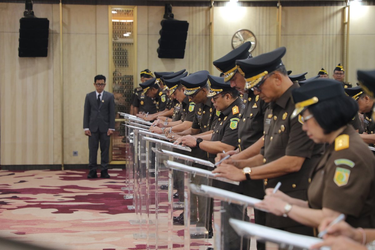 IniMenit's tweet photo. Jaksa Agung Lantik 30 Kajati dan Pejabat Eselon II, Tekankan Adaptasi di Era Digital
 
https://t.co/TzX6d8BRUT https://t.co/DTmx8iLi2b