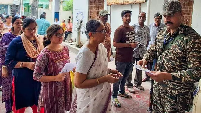 JantaJournal's tweet photo. 🚨POLL UPDATE

Till 11 AM West Bengal Bengal (Phase-2) has recorded 39.97% of voter turnout.

Will it cross 90%+?

What's Your Take? https://t.co/8PooTxfadb